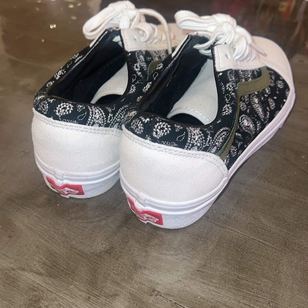 VANS. Green black white paisley print. Size 8. Like New - Picture 4 of 5
